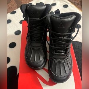 EUC Nike Woodside II high - size 3.5